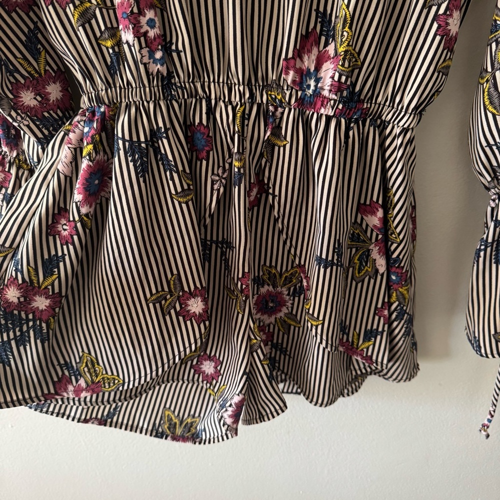 Gilli Striped Floral Bell Long Sleeve Romper Small Open Back Tie Closure - Picture 10 of 13